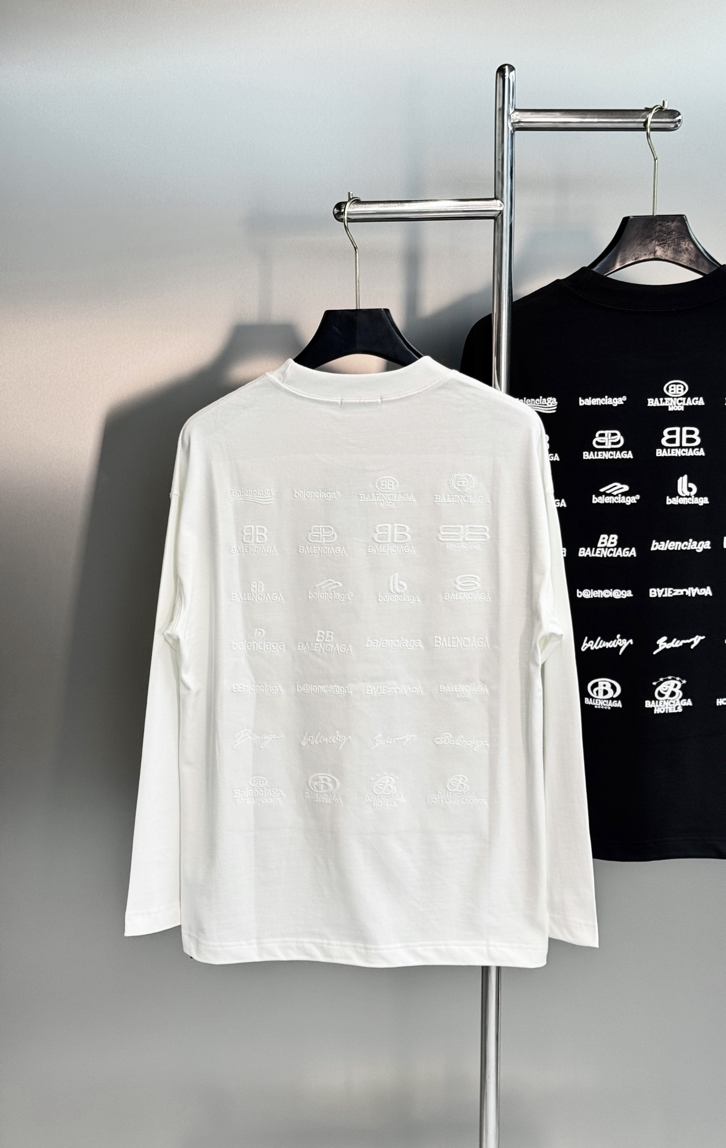 Balenciaga巴黎世家秋季长袖上新｜潮人衣橱的氛围感刚需.男女同款❤️宽松微扩剪裁弱化身材拘束，甄选重磅亲肤面料，