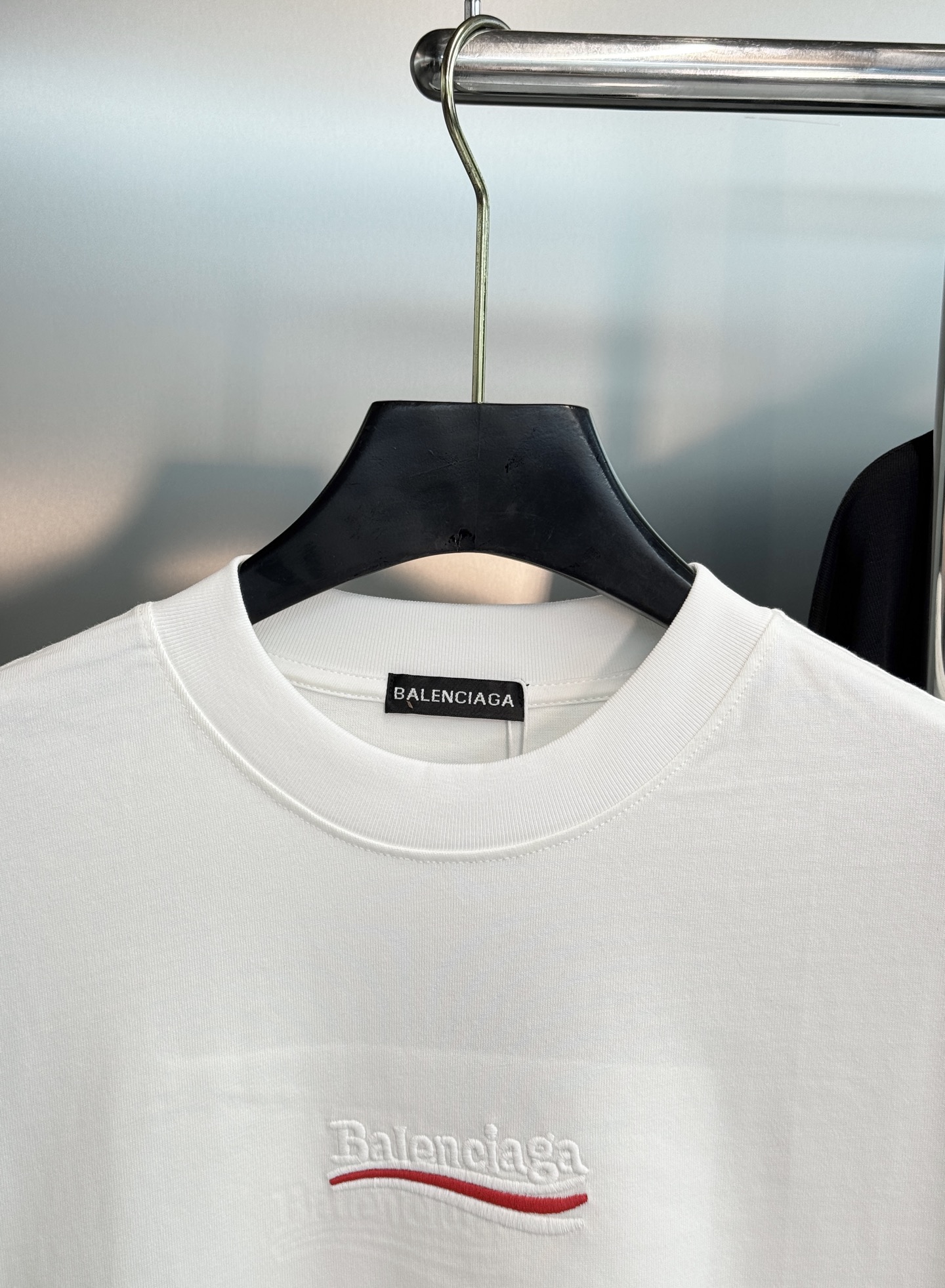 Balenciaga巴黎世家秋季长袖上新｜潮人衣橱的氛围感刚需.男女同款❤️宽松微扩剪裁弱化身材拘束，甄选重磅亲肤面料，