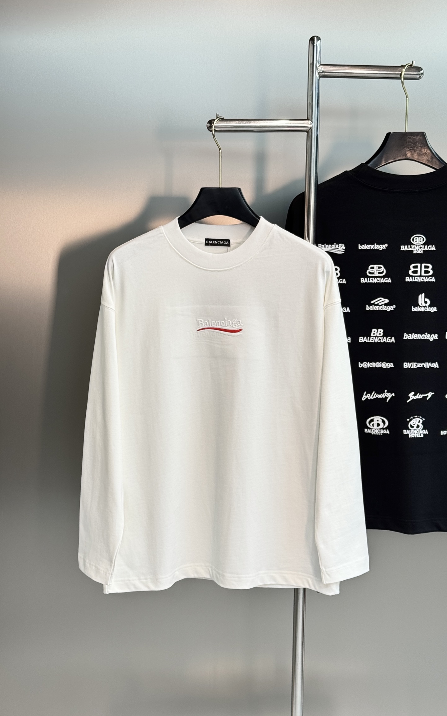 Balenciaga巴黎世家秋季长袖上新｜潮人衣橱的氛围感刚需.男女同款❤️宽松微扩剪裁弱化身材拘束，甄选重磅亲肤面料，