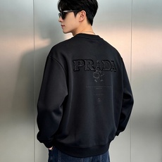 Prada普拉达新品潮牌刺绣圆领卫衣|男女同款奢感氛围感❤️重磅毛线圈纯棉面料,触感软糯挺括,宽松不臃肿的落肩版型,不挑 Prada普拉达新品潮牌刺绣圆领卫衣|男女同款奢感氛围感❤️重磅毛线圈纯棉面料,触感软糯挺括,宽松不臃肿的落肩版型,不挑