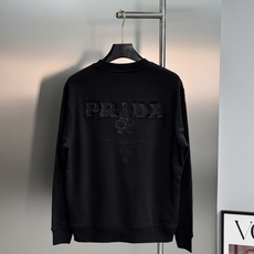 Prada普拉达新品潮牌刺绣圆领卫衣|男女同款奢感氛围感❤️重磅毛线圈纯棉面料,触感软糯挺括,宽松不臃肿的落肩版型,不挑 Prada普拉达新品潮牌刺绣圆领卫衣|男女同款奢感氛围感❤️重磅毛线圈纯棉面料,触感软糯挺括,宽松不臃肿的落肩版型,不挑