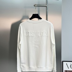 Prada普拉达新品潮牌刺绣圆领卫衣|男女同款奢感氛围感❤️重磅毛线圈纯棉面料,触感软糯挺括,宽松不臃肿的落肩版型,不挑 Prada普拉达新品潮牌刺绣圆领卫衣|男女同款奢感氛围感❤️重磅毛线圈纯棉面料,触感软糯挺括,宽松不臃肿的落肩版型,不挑