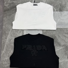 Prada普拉达新品潮牌刺绣圆领卫衣|男女同款奢感氛围感❤️重磅毛线圈纯棉面料,触感软糯挺括,宽松不臃肿的落肩版型,不挑 Prada普拉达新品潮牌刺绣圆领卫衣|男女同款奢感氛围感❤️重磅毛线圈纯棉面料,触感软糯挺括,宽松不臃肿的落肩版型,不挑