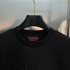 Gucci古奇秋季新款浮雕圆领卫衣✨男女同款❤️重磅亲肤面料,触感软糯挺括,宽松落肩剪裁,不挑身材,男生上身松弛有型,女 Gucci古奇秋季新款浮雕圆领卫衣✨男女同款❤️重磅亲肤面料,触感软糯挺括,宽松落肩剪裁,不挑身材,男生上身松弛有型,女