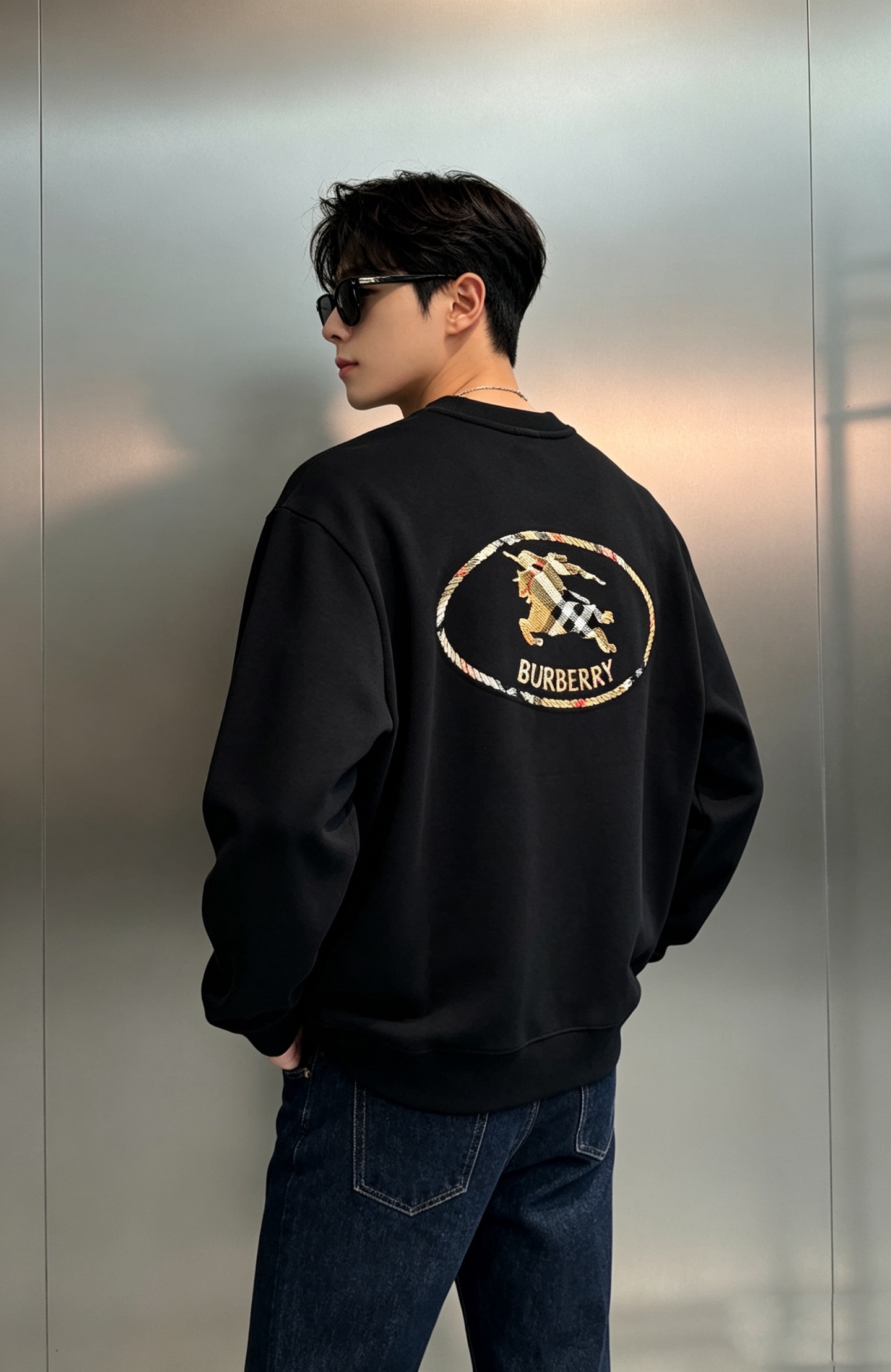 Burberry秋季新品圆领卫衣|男女同款,复古骑士刺绣美学❤️甄选重磅纯棉面料,触感软糯挺括,上身透气不闷,垂坠感恰到 Burberry秋季新品圆领卫衣|男女同款,复古骑士刺绣美学❤️甄选重磅纯棉面料,触感软糯挺括,上身透气不闷,垂坠感恰到