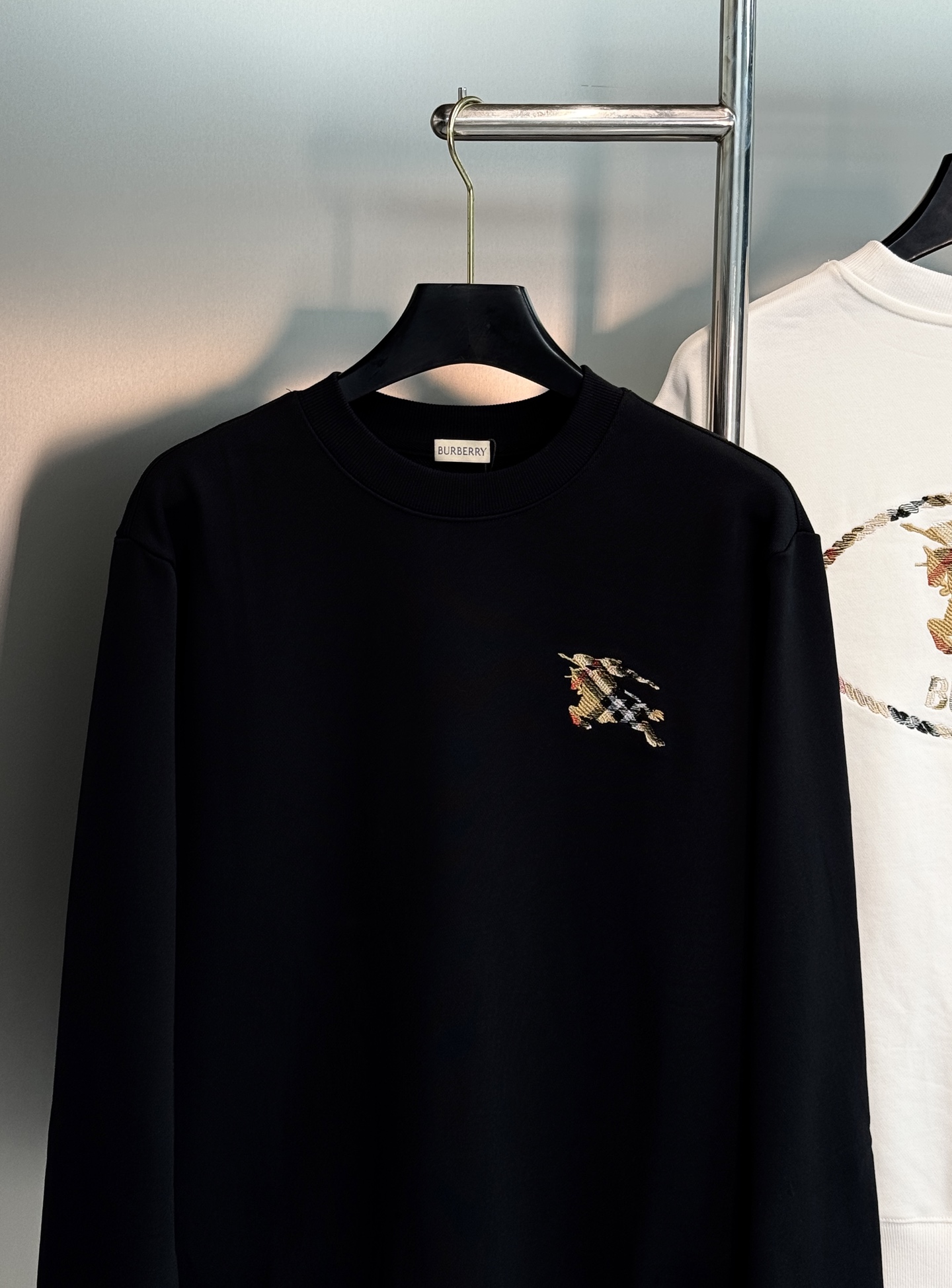 Burberry秋季新品圆领卫衣|男女同款,复古骑士刺绣美学❤️甄选重磅纯棉面料,触感软糯挺括,上身透气不闷,垂坠感恰到 Burberry秋季新品圆领卫衣|男女同款,复古骑士刺绣美学❤️甄选重磅纯棉面料,触感软糯挺括,上身透气不闷,垂坠感恰到