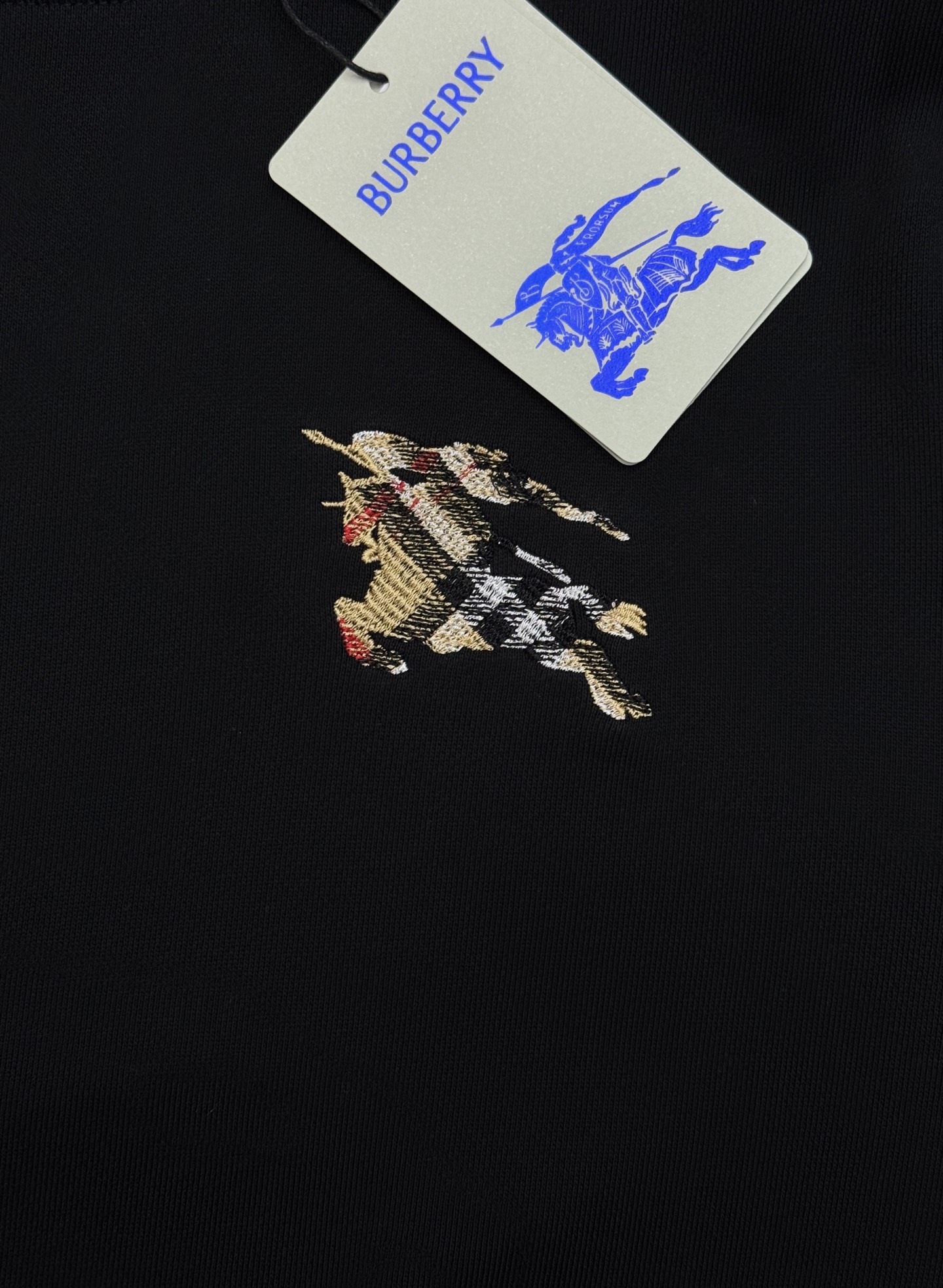 Burberry秋季新品圆领卫衣|男女同款,复古骑士刺绣美学❤️甄选重磅纯棉面料,触感软糯挺括,上身透气不闷,垂坠感恰到 Burberry秋季新品圆领卫衣|男女同款,复古骑士刺绣美学❤️甄选重磅纯棉面料,触感软糯挺括,上身透气不闷,垂坠感恰到