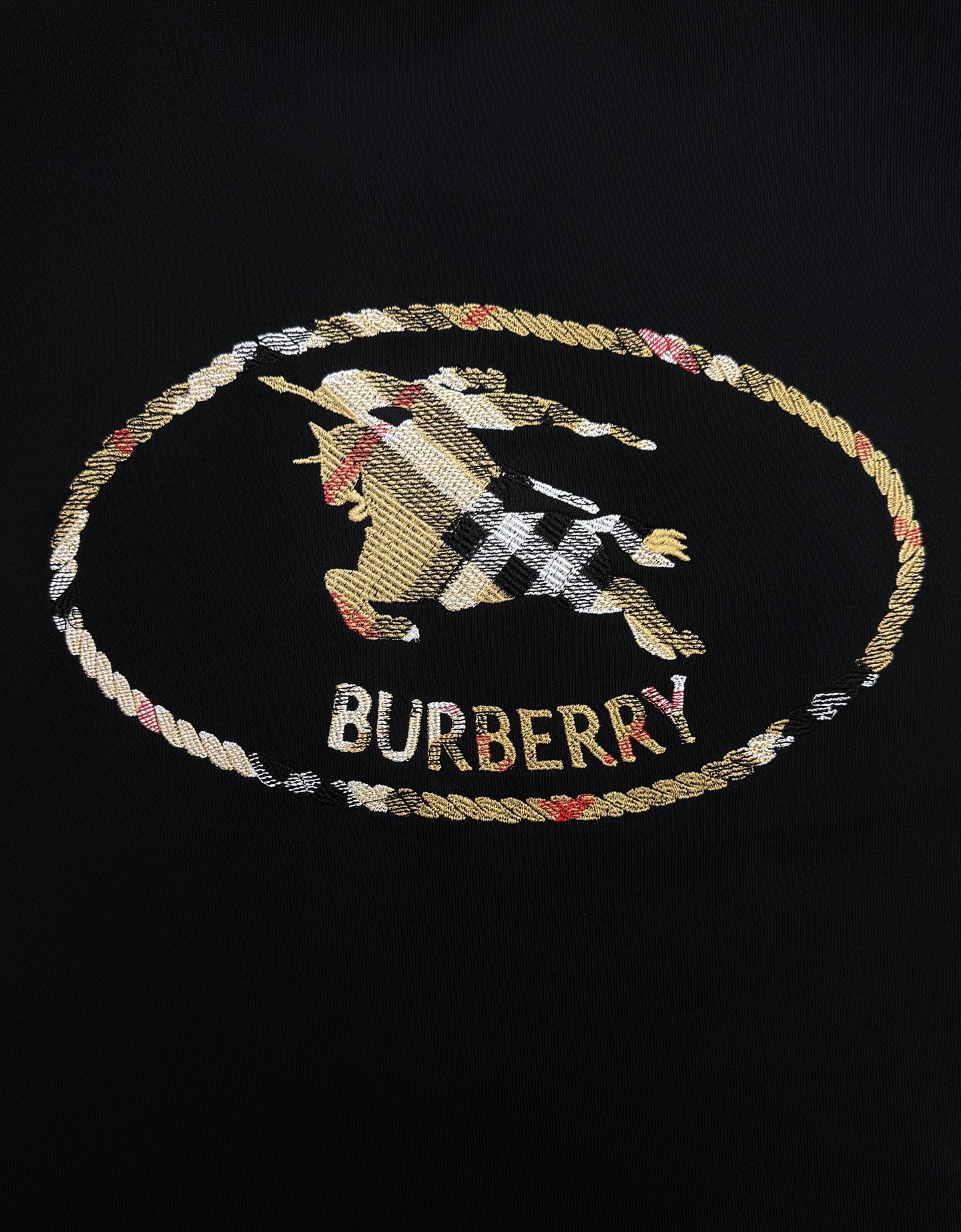Burberry秋季新品圆领卫衣|男女同款,复古骑士刺绣美学❤️甄选重磅纯棉面料,触感软糯挺括,上身透气不闷,垂坠感恰到 Burberry秋季新品圆领卫衣|男女同款,复古骑士刺绣美学❤️甄选重磅纯棉面料,触感软糯挺括,上身透气不闷,垂坠感恰到