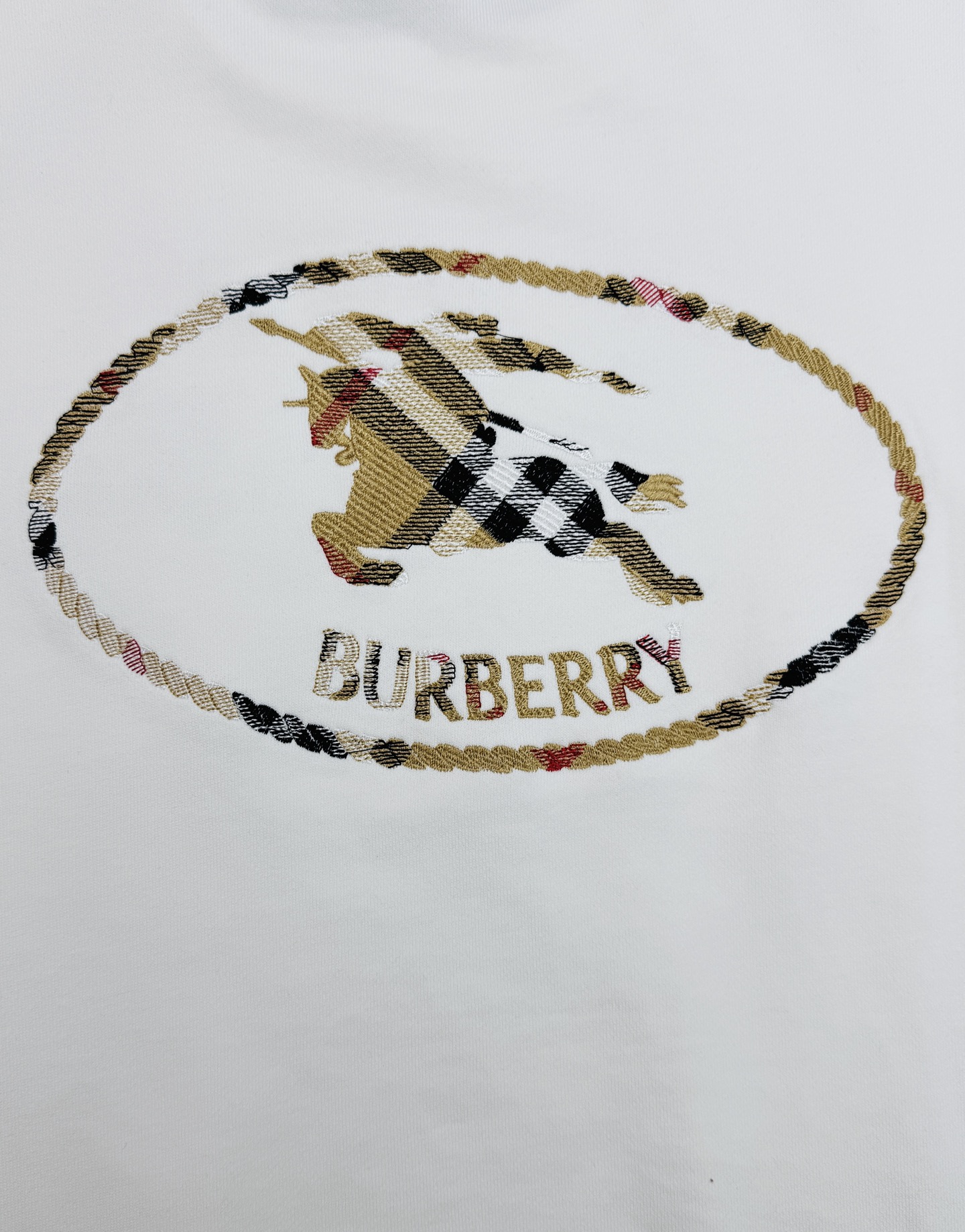 Burberry秋季新品圆领卫衣|男女同款,复古骑士刺绣美学❤️甄选重磅纯棉面料,触感软糯挺括,上身透气不闷,垂坠感恰到 Burberry秋季新品圆领卫衣|男女同款,复古骑士刺绣美学❤️甄选重磅纯棉面料,触感软糯挺括,上身透气不闷,垂坠感恰到
