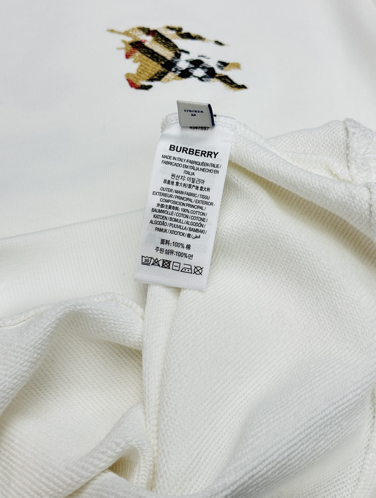 Burberry秋季新品圆领卫衣|男女同款,复古骑士刺绣美学❤️甄选重磅纯棉面料,触感软糯挺括,上身透气不闷,垂坠感恰到 Burberry秋季新品圆领卫衣|男女同款,复古骑士刺绣美学❤️甄选重磅纯棉面料,触感软糯挺括,上身透气不闷,垂坠感恰到