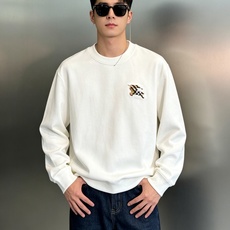 Burberry秋季新品圆领卫衣|男女同款,复古骑士刺绣美学❤️甄选重磅纯棉面料,触感软糯挺括,上身透气不闷,垂坠感恰到 Burberry秋季新品圆领卫衣|男女同款,复古骑士刺绣美学❤️甄选重磅纯棉面料,触感软糯挺括,上身透气不闷,垂坠感恰到