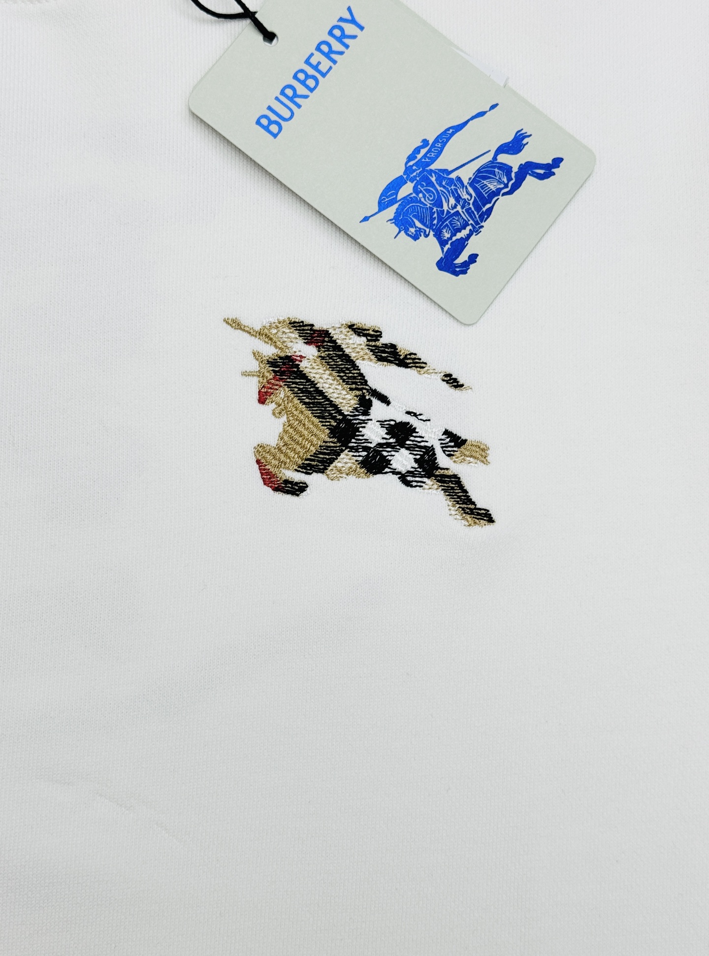 Burberry秋季新品圆领卫衣|男女同款,复古骑士刺绣美学❤️甄选重磅纯棉面料,触感软糯挺括,上身透气不闷,垂坠感恰到 Burberry秋季新品圆领卫衣|男女同款,复古骑士刺绣美学❤️甄选重磅纯棉面料,触感软糯挺括,上身透气不闷,垂坠感恰到