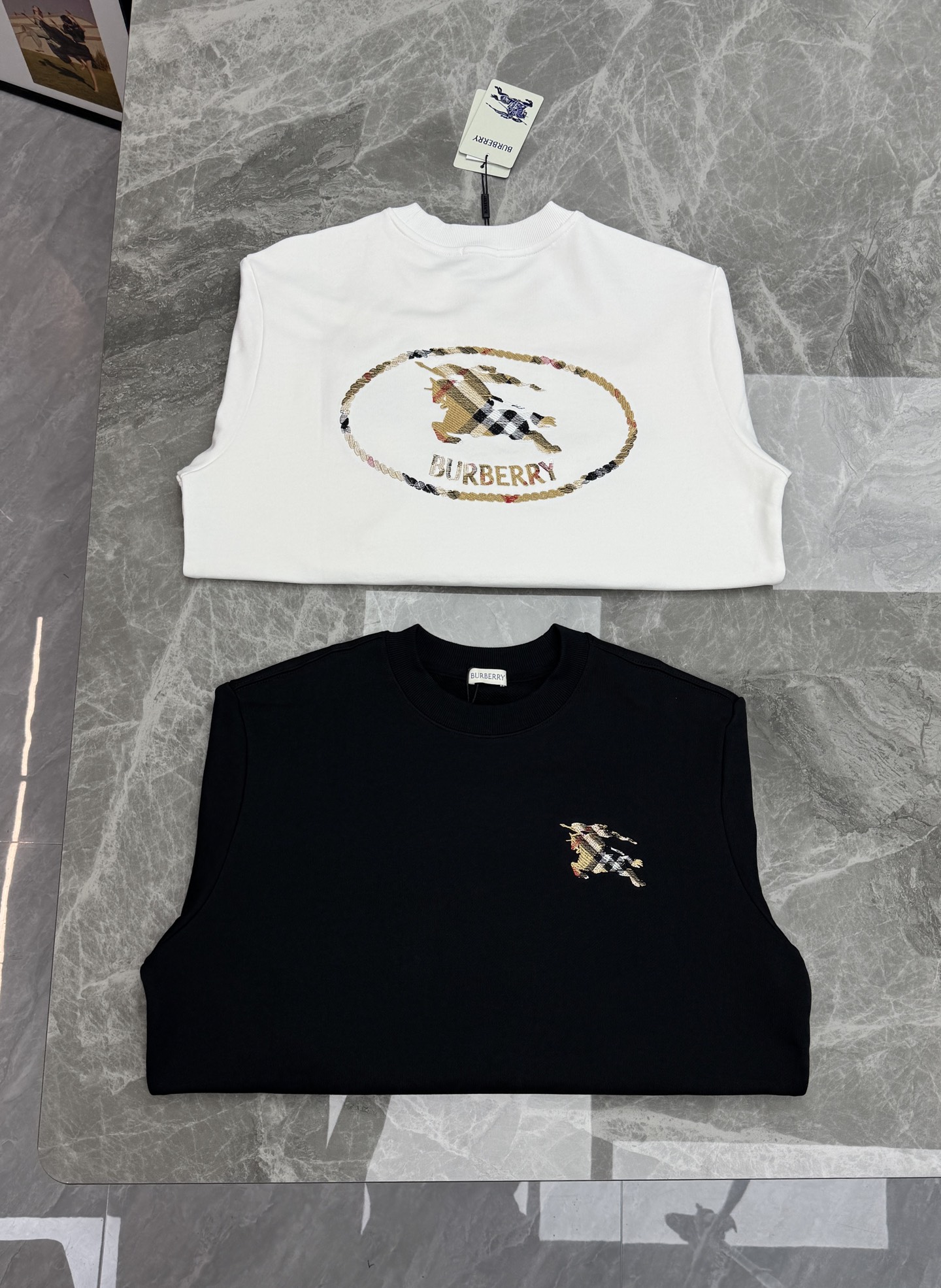 Burberry秋季新品圆领卫衣|男女同款,复古骑士刺绣美学❤️甄选重磅纯棉面料,触感软糯挺括,上身透气不闷,垂坠感恰到 Burberry秋季新品圆领卫衣|男女同款,复古骑士刺绣美学❤️甄选重磅纯棉面料,触感软糯挺括,上身透气不闷,垂坠感恰到