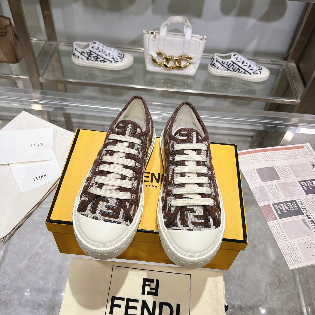 Fendi Turnschuhe Schuhe aus Segeltuch Leinwand Fashion Lässig