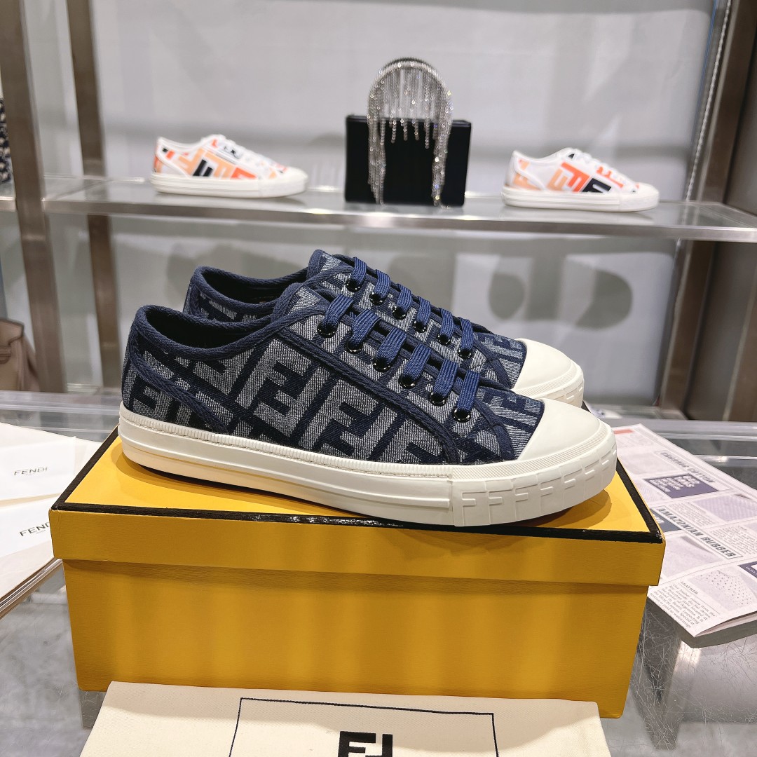 Fendi Turnschuhe Schuhe aus Segeltuch Leinwand Fashion Lässig