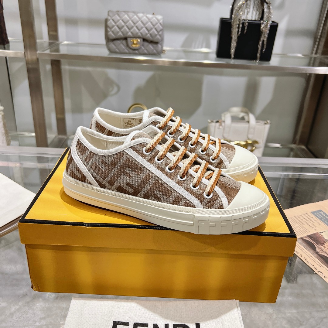 Fendi Turnschuhe Schuhe aus Segeltuch Leinwand Fashion Lässig