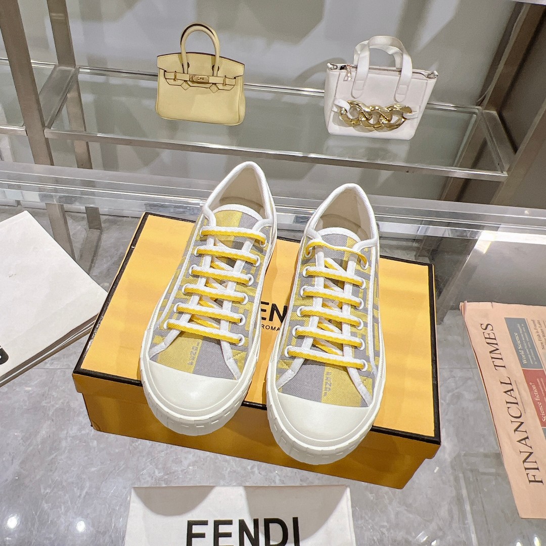 Fendi Turnschuhe Schuhe aus Segeltuch Leinwand Fashion Lässig