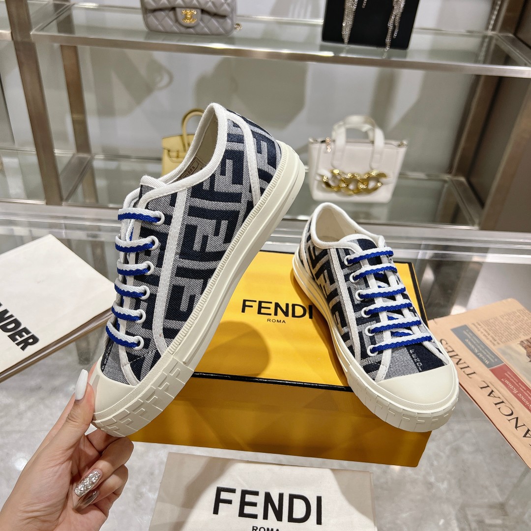 最新火爆款 FENDI Domino帆布鞋休闲运动鞋-全新必备款型！这款鞋履是完美之选。轻松、舒适、时尚且百搭。原版订制彩色FF帆布面料 ，原版开模大底 ，35-45