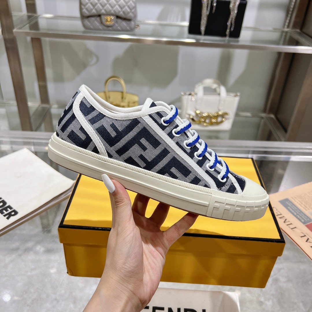 最新火爆款 FENDI Domino帆布鞋休闲运动鞋-全新必备款型！这款鞋履是完美之选。轻松、舒适、时尚且百搭。原版订制彩色FF帆布面料 ，原版开模大底 ，35-45
