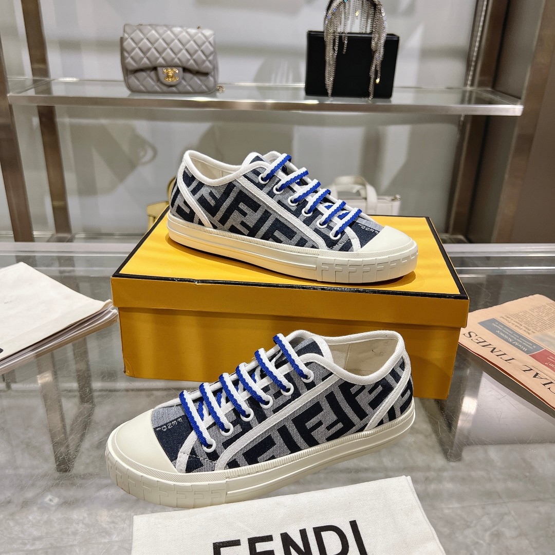 最新火爆款 FENDI Domino帆布鞋休闲运动鞋-全新必备款型！这款鞋履是完美之选。轻松、舒适、时尚且百搭。原版订制彩色FF帆布面料 ，原版开模大底 ，35-45