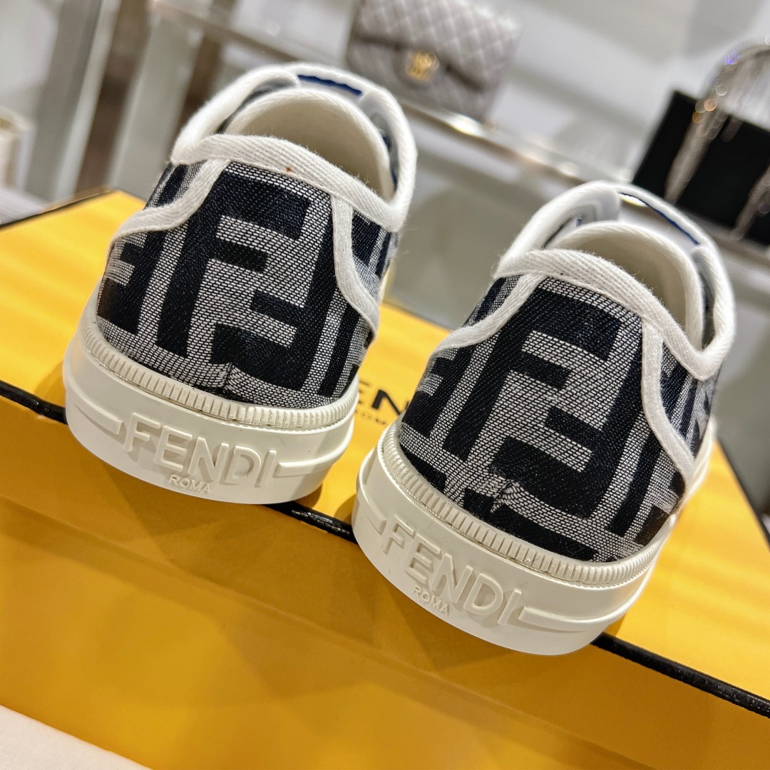 最新火爆款 FENDI Domino帆布鞋休闲运动鞋-全新必备款型！这款鞋履是完美之选。轻松、舒适、时尚且百搭。原版订制彩色FF帆布面料 ，原版开模大底 ，35-45