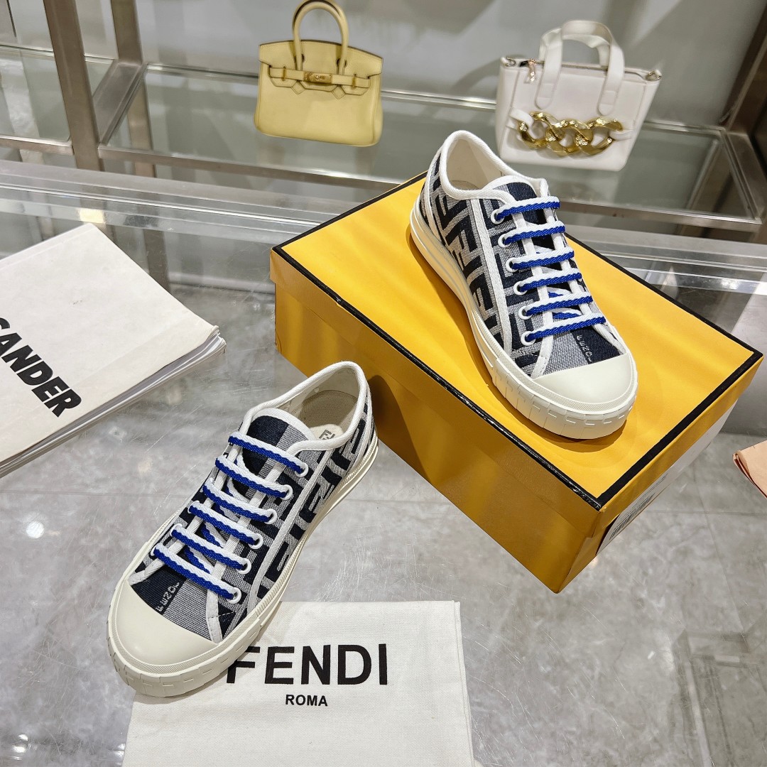 最新火爆款 FENDI Domino帆布鞋休闲运动鞋-全新必备款型！这款鞋履是完美之选。轻松、舒适、时尚且百搭。原版订制彩色FF帆布面料 ，原版开模大底 ，35-45