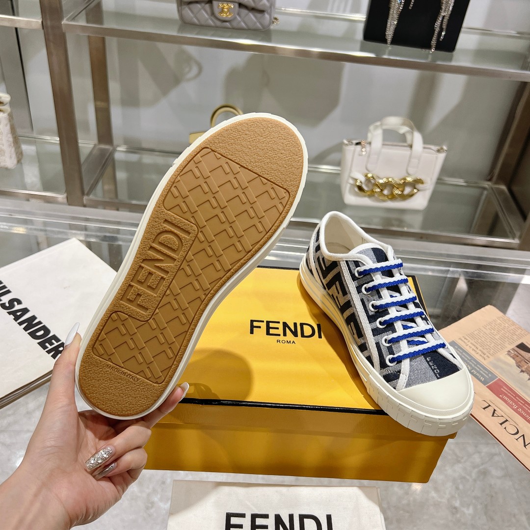 最新火爆款 FENDI Domino帆布鞋休闲运动鞋-全新必备款型！这款鞋履是完美之选。轻松、舒适、时尚且百搭。原版订制彩色FF帆布面料 ，原版开模大底 ，35-45