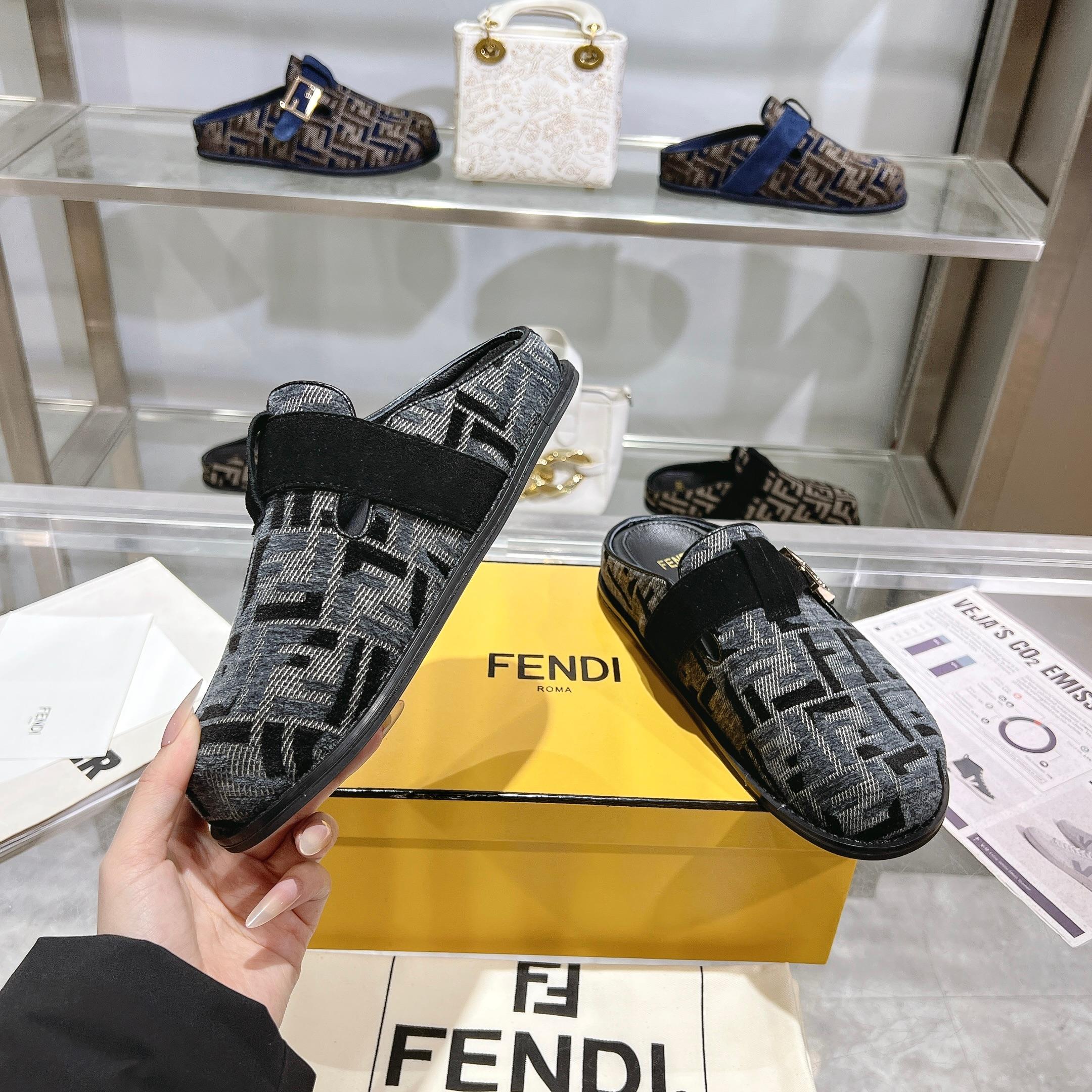 NO:271367,The latest hit version of FENDI in real price, flat half-pack slippers, with FF decorative buckle, tobacco yellow F-shaped jacquard material, sheepskin inner footbed, men's and women's sizes 35-45,,fendi, slippers, sheepskin19860909实价FENDI最新爆款,平底半包拖鞋,带FF装饰搭扣,烟草黄色F字样提花材质,羊皮内里垫脚,男女码35-45码,,,fendi,slippers,sheepskin,Men's shoes