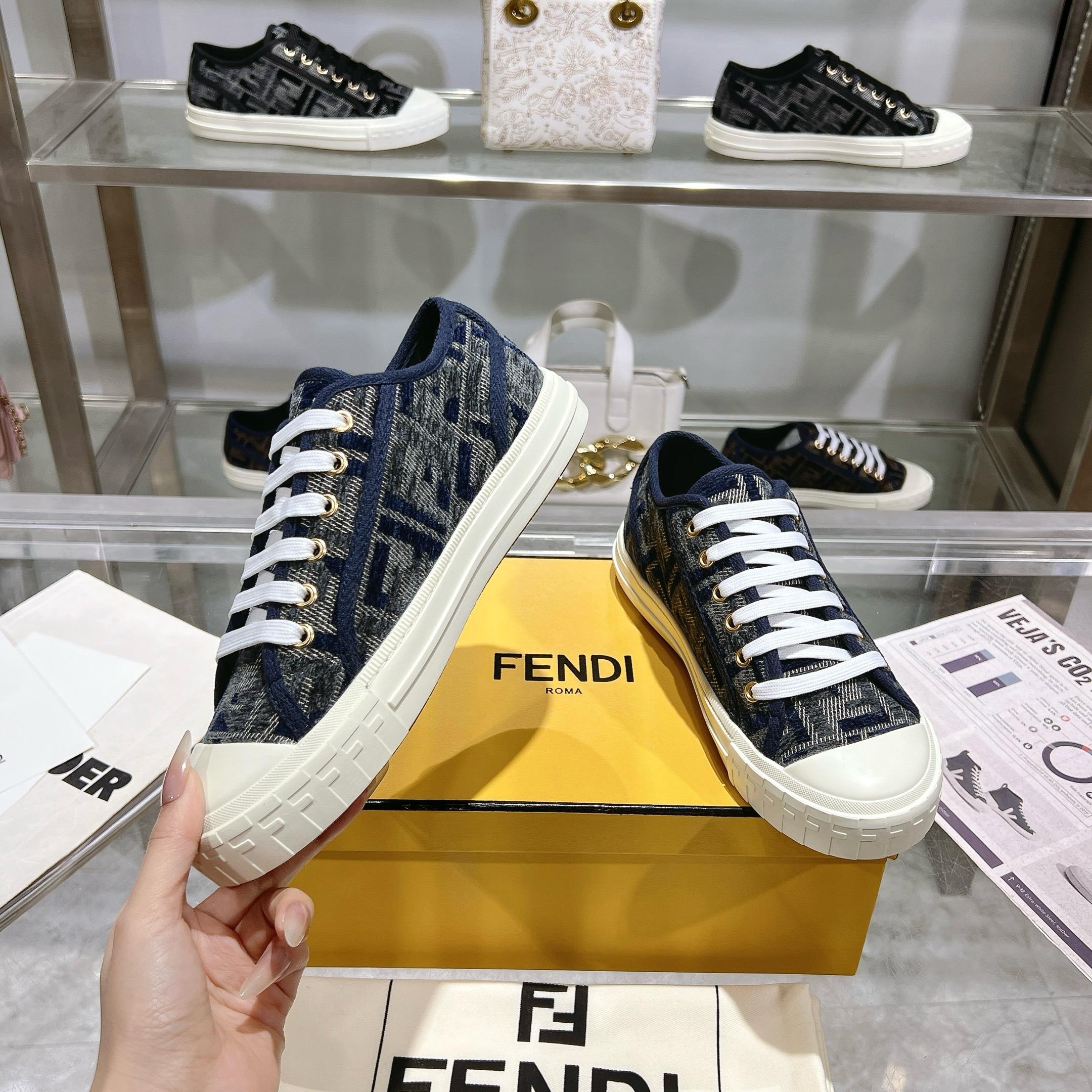 Fendi芬迪家最新款情侣帆布鞋
❑ 面料 :  原版定制进口提花帆布材质
❑ 内里 :  进口帆布材质
❑ 鞋底 :  原版开模防滑TPU大底
❑ 底厚 ：2.5cm
❑ Size  :  女款35-40/男款39-45