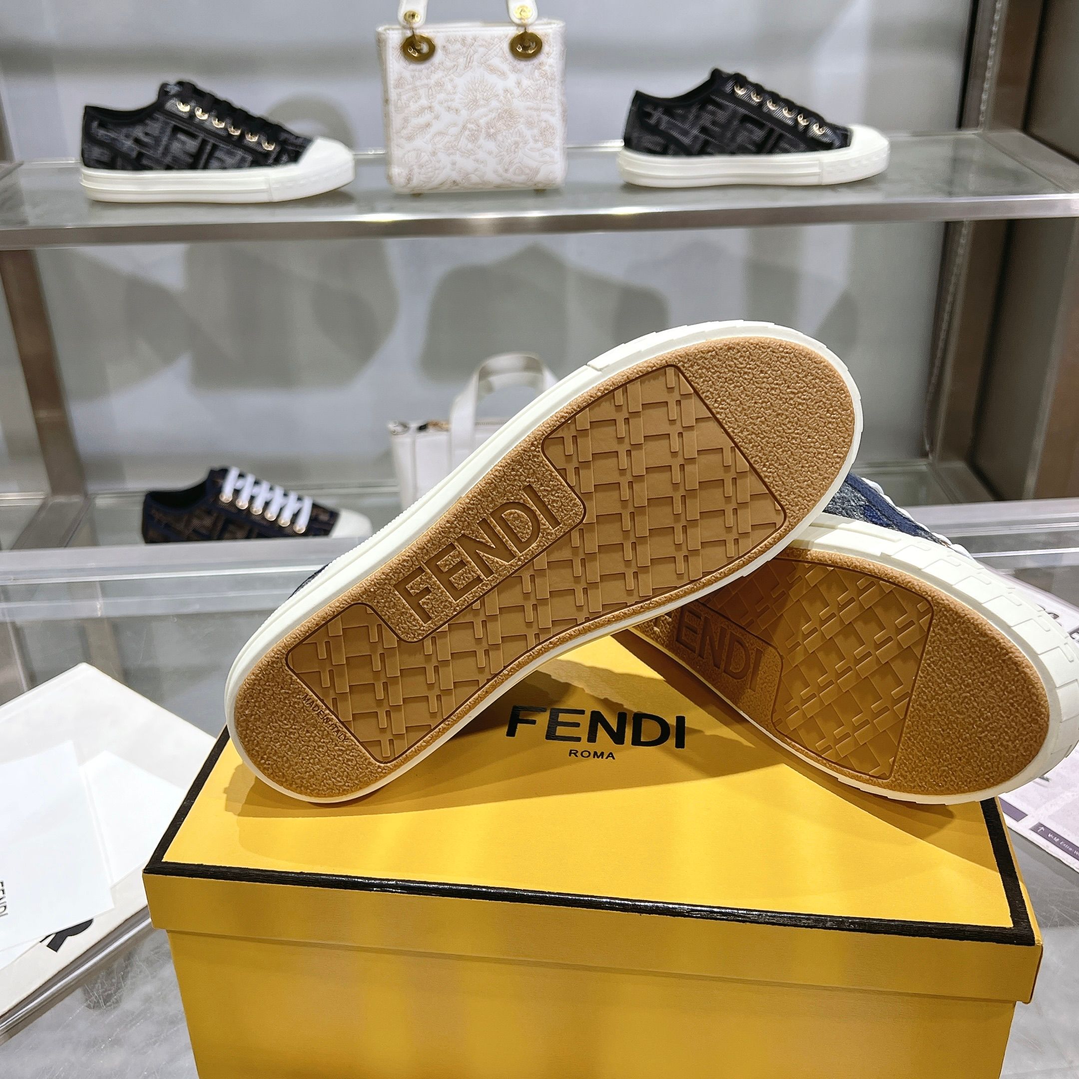 Fendi芬迪家最新款情侣帆布鞋
❑ 面料 :  原版定制进口提花帆布材质
❑ 内里 :  进口帆布材质
❑ 鞋底 :  原版开模防滑TPU大底
❑ 底厚 ：2.5cm
❑ Size  :  女款35-40/男款39-45