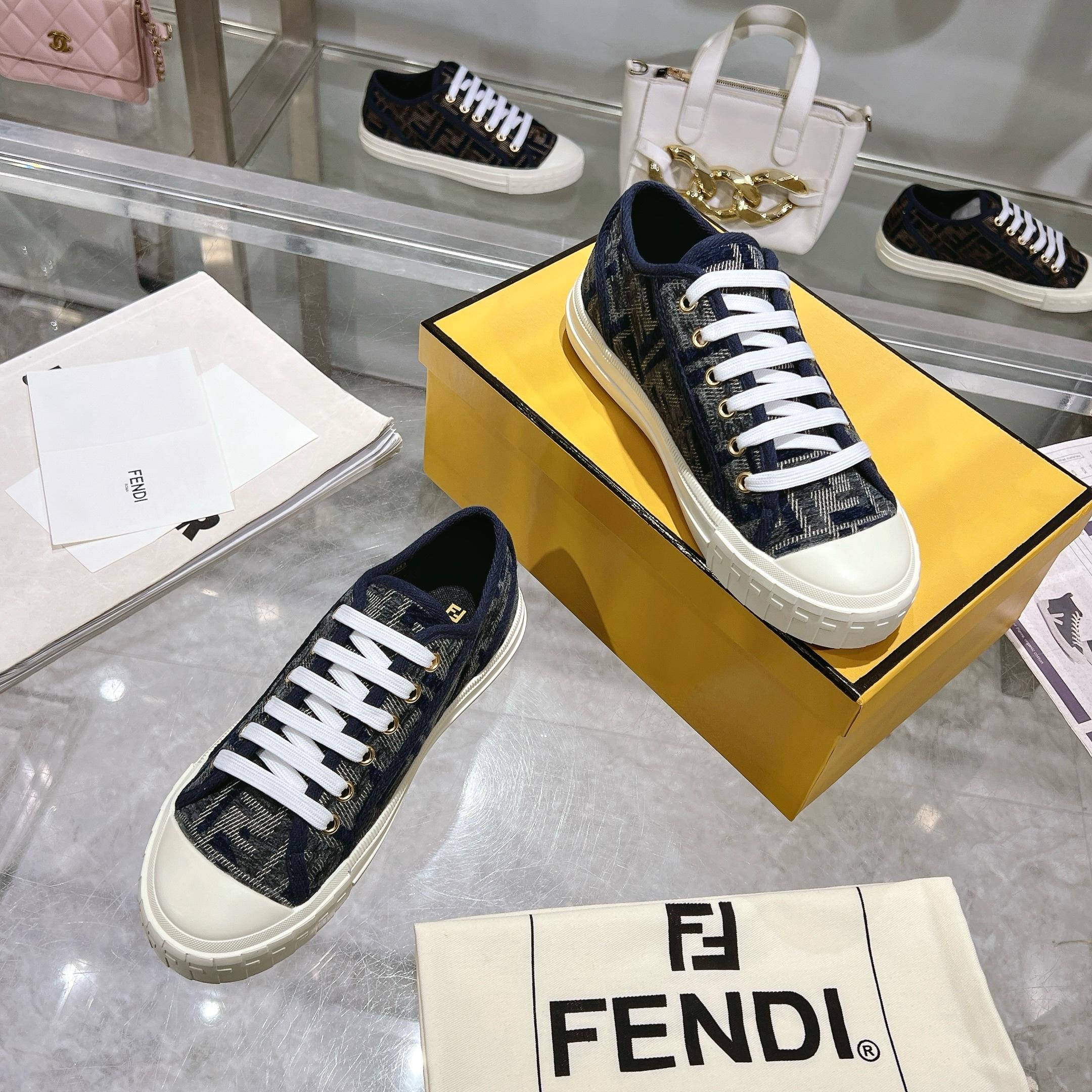 Fendi芬迪家最新款情侣帆布鞋
❑ 面料 :  原版定制进口提花帆布材质
❑ 内里 :  进口帆布材质
❑ 鞋底 :  原版开模防滑TPU大底
❑ 底厚 ：2.5cm
❑ Size  :  女款35-40/男款39-45
