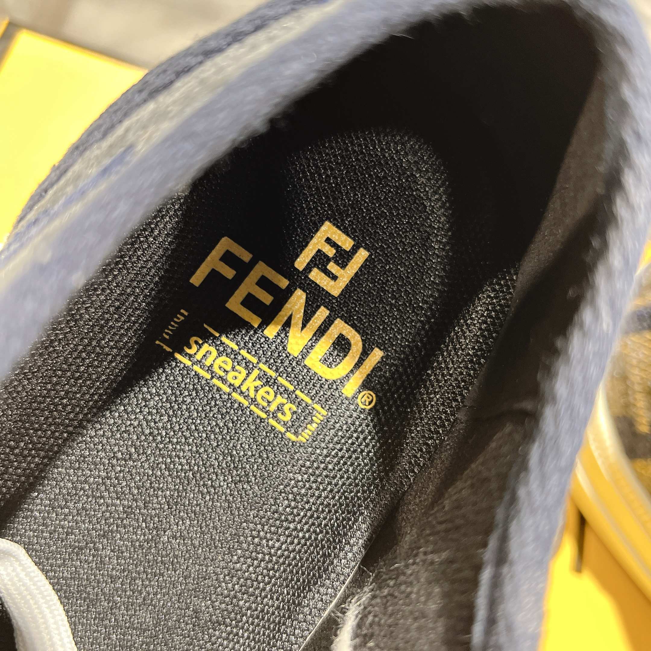 Fendi芬迪家最新款情侣帆布鞋
❑ 面料 :  原版定制进口提花帆布材质
❑ 内里 :  进口帆布材质
❑ 鞋底 :  原版开模防滑TPU大底
❑ 底厚 ：2.5cm
❑ Size  :  女款35-40/男款39-45