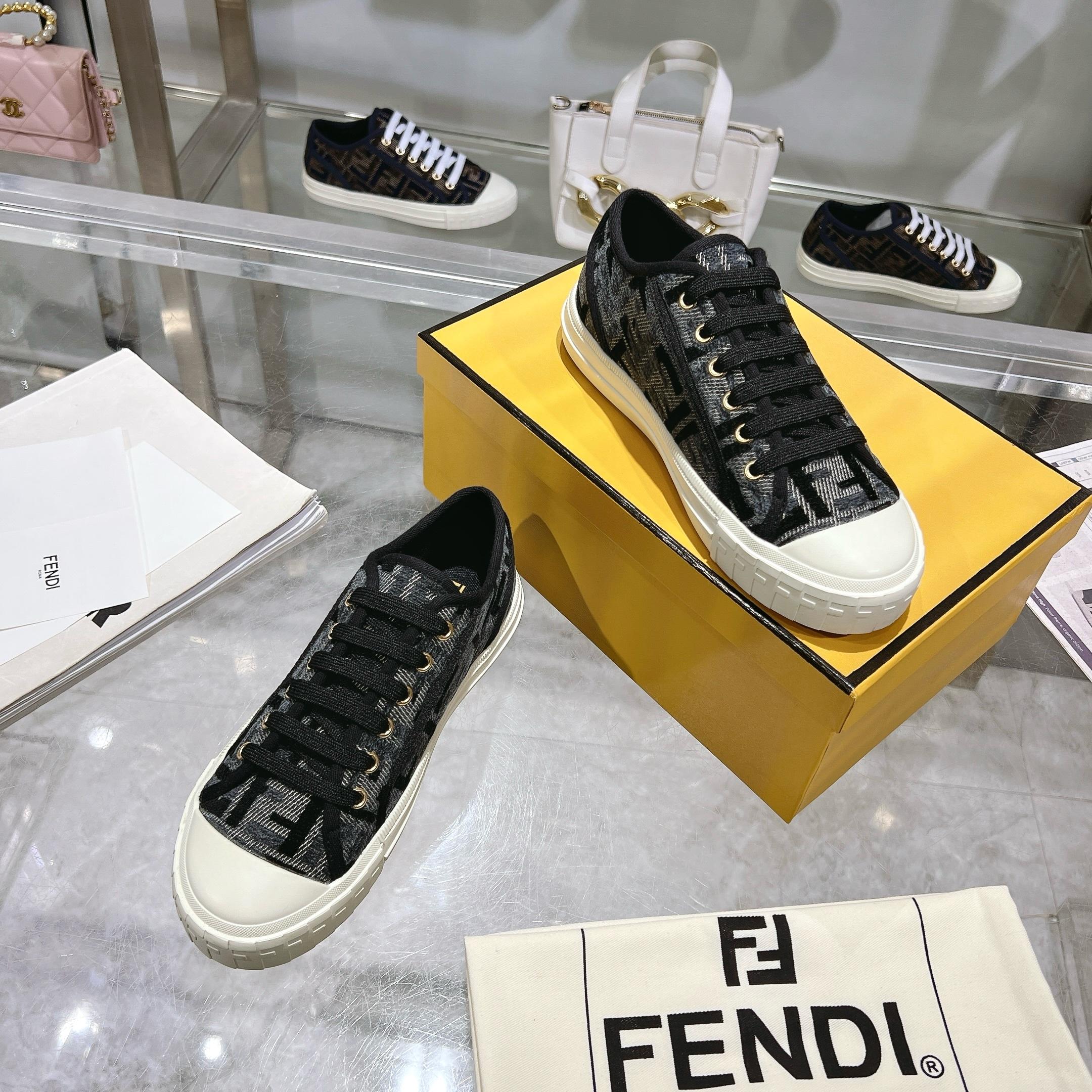 Fendi芬迪家最新款情侣帆布鞋
❑ 面料 :  原版定制进口提花帆布材质
❑ 内里 :  进口帆布材质
❑ 鞋底 :  原版开模防滑TPU大底
❑ 底厚 ：2.5cm
❑ Size  :  女款35-40/男款39-45