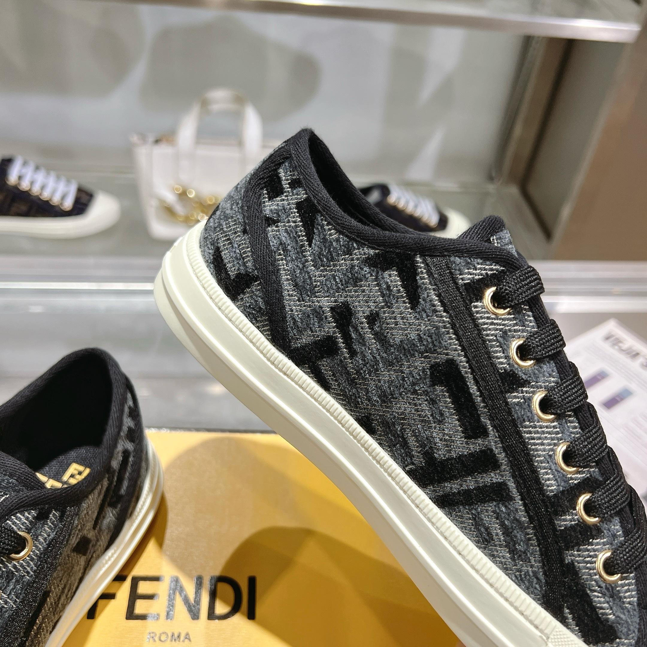 Fendi芬迪家最新款情侣帆布鞋
❑ 面料 :  原版定制进口提花帆布材质
❑ 内里 :  进口帆布材质
❑ 鞋底 :  原版开模防滑TPU大底
❑ 底厚 ：2.5cm
❑ Size  :  女款35-40/男款39-45