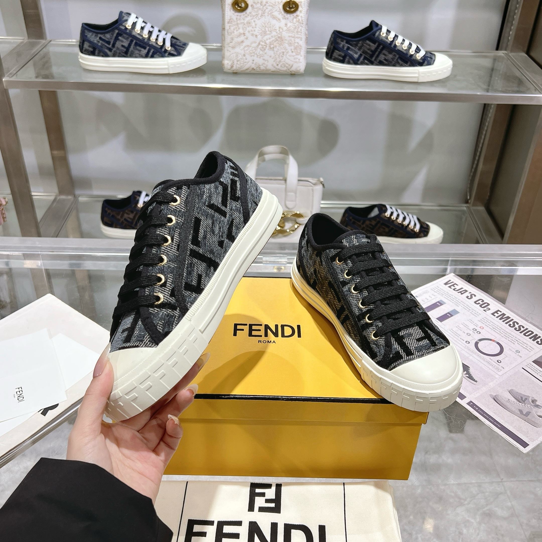Fendi芬迪家最新款情侣帆布鞋
❑ 面料 :  原版定制进口提花帆布材质
❑ 内里 :  进口帆布材质
❑ 鞋底 :  原版开模防滑TPU大底
❑ 底厚 ：2.5cm
❑ Size  :  女款35-40/男款39-45