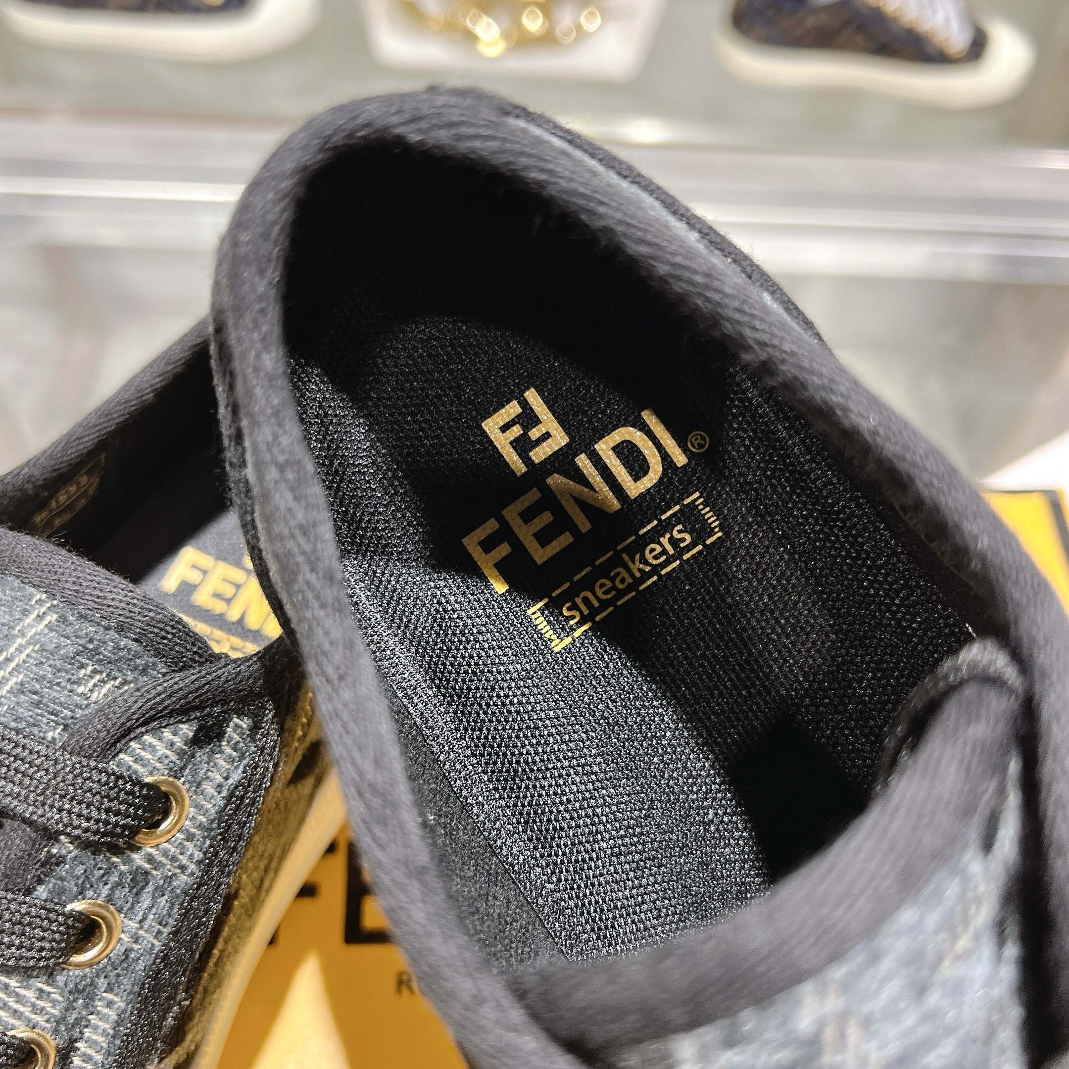Fendi芬迪家最新款情侣帆布鞋
❑ 面料 :  原版定制进口提花帆布材质
❑ 内里 :  进口帆布材质
❑ 鞋底 :  原版开模防滑TPU大底
❑ 底厚 ：2.5cm
❑ Size  :  女款35-40/男款39-45