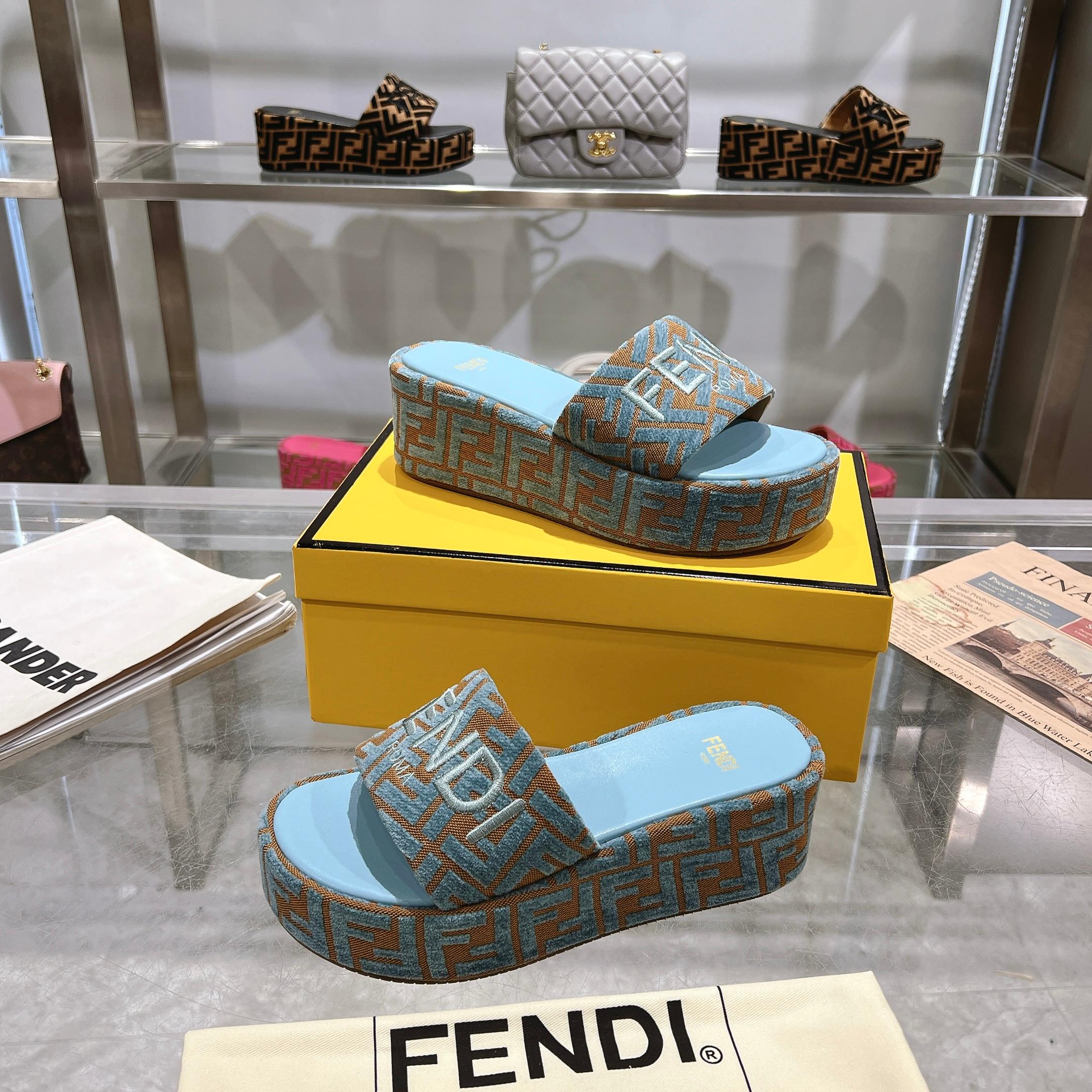 NO:245480,The latest top version of FENDI's latest popular broadband thick-soled slippers, striped canvas material   FF jacquard canvas sole, FENDI silk embroidery, size 35-42, slippers, fendi, slippers19860909最新 顶级版 FENDI最新爆款宽带厚底拖鞋,条纹帆布材料 FF提花帆布鞋底,FENDI丝线刺绣,35-42码,,拖鞋,fendi,slippers,Women's Shoes