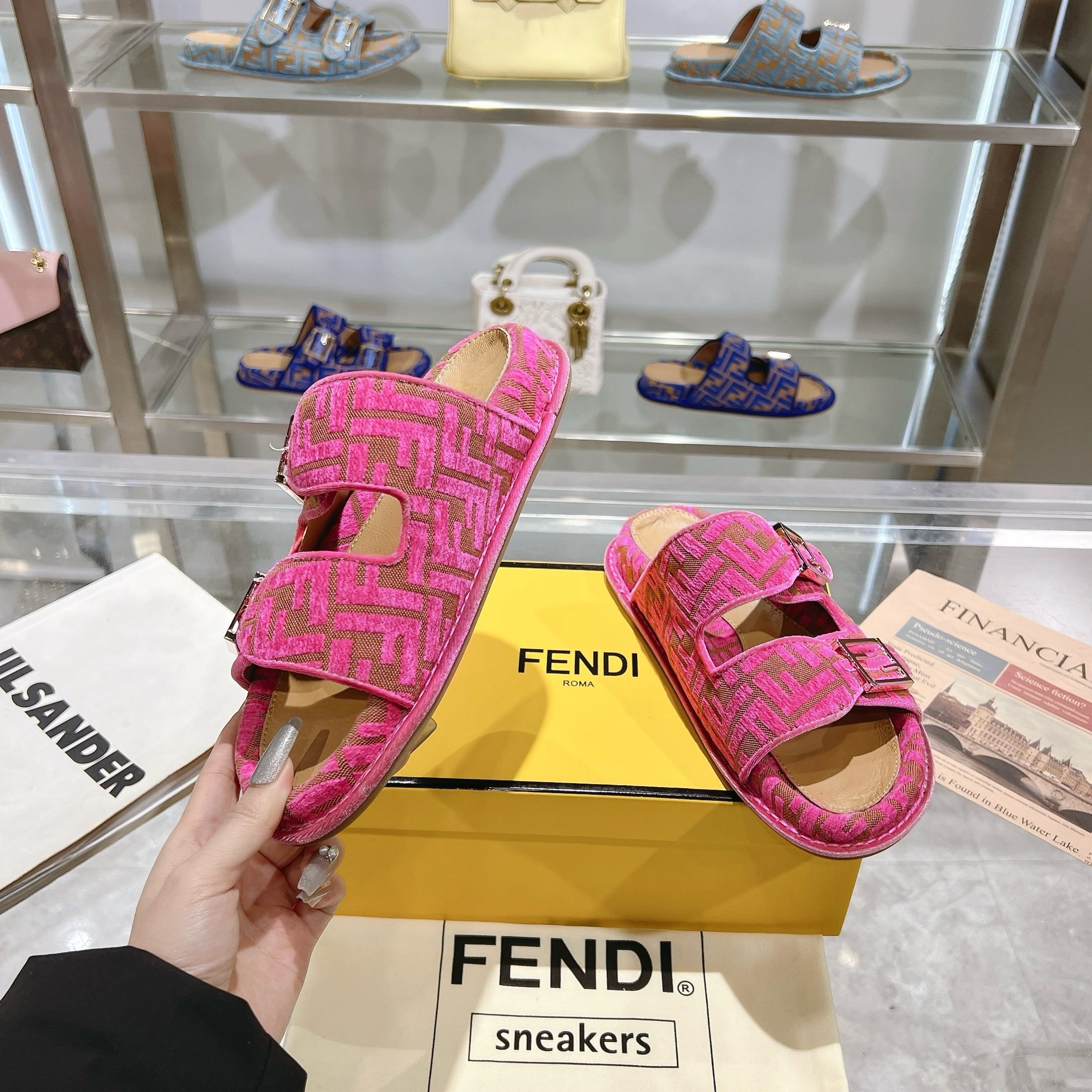 NO:239026,FENDI's latest hit double-belt flat slippers with FF decorative buckle, decorated with FF pattern jacquard fabric   leather edge, size 35-45, slippers, fendi, slippers19860909FENDI最新爆款双带平底拖鞋,带FF装饰性搭扣,饰有FF图案提花布料 皮边,35-45码,拖鞋,fendi,slippers,Women's Shoes