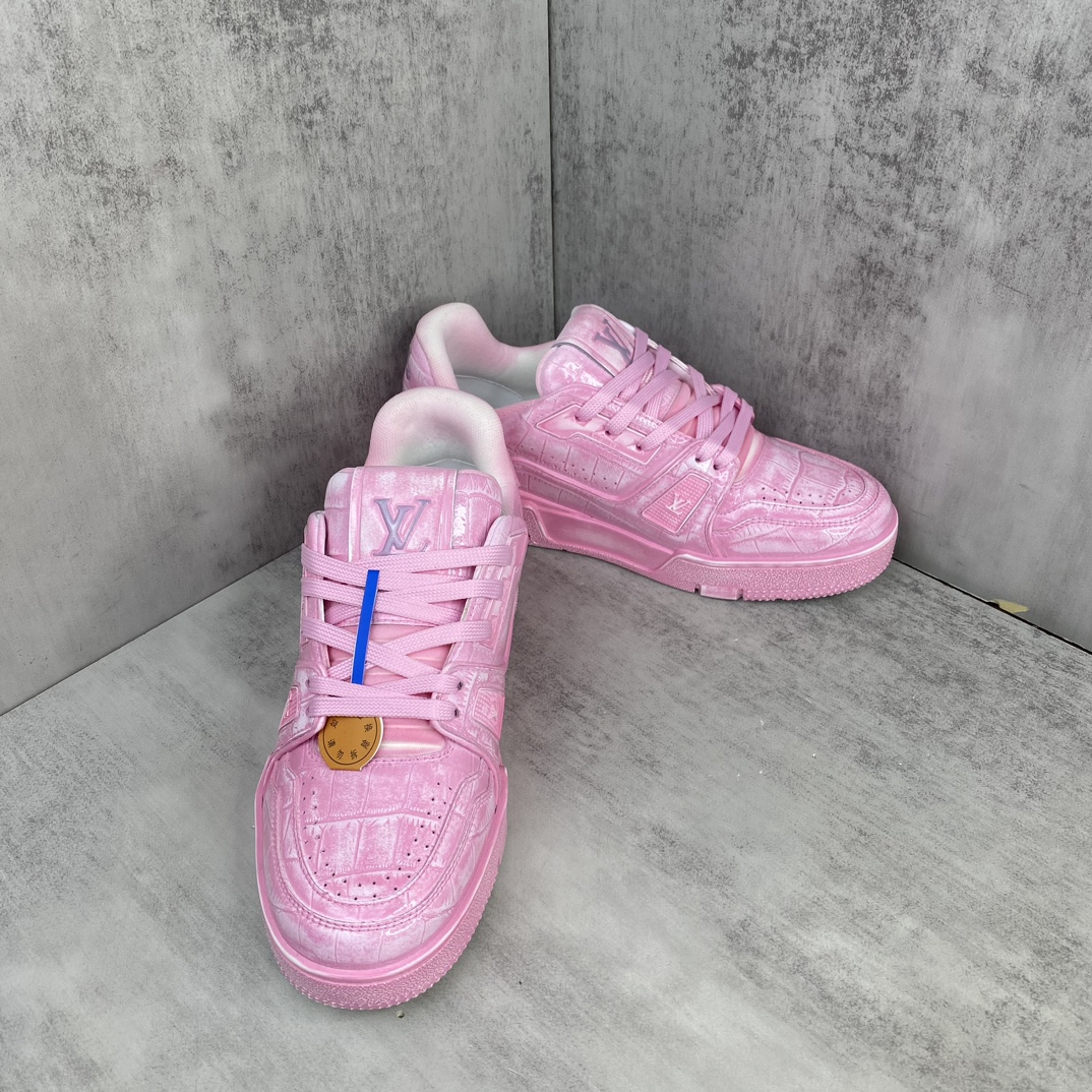 Louis Vuitton 新款上架 2054 Louis*Vuitto* Trainer 水染系列 最新款 大底和面料私模 绝对下血本费心思的一款鞋子 自Vifgil到来之后而设计的这一系列 每一季度都深受众多粉丝的青睐 TPU 大底 包装