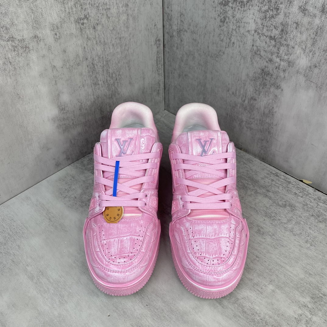 Louis Vuitton 新款上架 2054 Louis*Vuitto* Trainer 水染系列 最新款 大底和面料私模 绝对下血本费心思的一款鞋子 自Vifgil到来之后而设计的这一系列 每一季度都深受众多粉丝的青睐 TPU 大底 包装