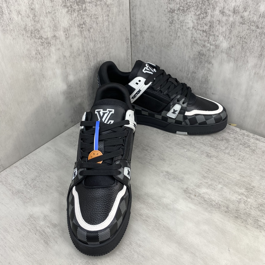 Louis Vuitton 新款上架 2084 Louis*Vuitto* LV Trainer 最新款 大底和面料私模 绝对下血本费心思的一款鞋子 自Vifgil到来之后而设计的这一系列 每一季度都深受众多粉丝的青睐 TPU 大底 包装