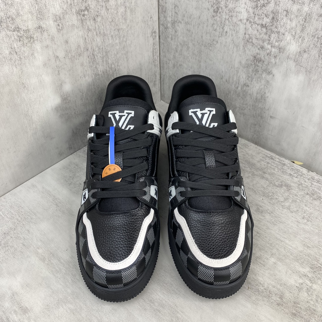 Louis Vuitton 新款上架 2084 Louis*Vuitto* LV Trainer 最新款 大底和面料私模 绝对下血本费心思的一款鞋子 自Vifgil到来之后而设计的这一系列 每一季度都深受众多粉丝的青睐 TPU 大底 包装