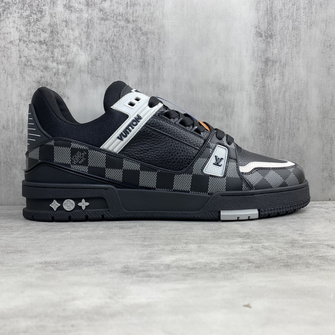 Louis Vuitton 新款上架 2084 Louis*Vuitto* LV Trainer 最新款 大底和面料私模 绝对下血本费心思的一款鞋子 自Vifgil到来之后而设计的这一系列 每一季度都深受众多粉丝的青睐 TPU 大底 包装