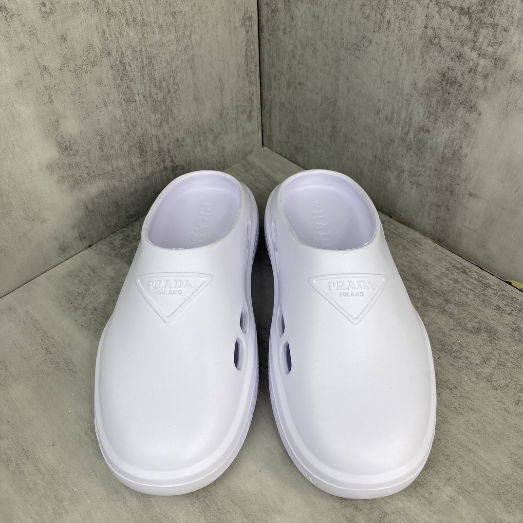 Prada 新款上架 2054春夏新款prada普拉达男女拖鞋 包头凉鞋拖鞋独家私模开模 铁三角风格 私模TPU大底 防滑耐磨有弹性 百搭