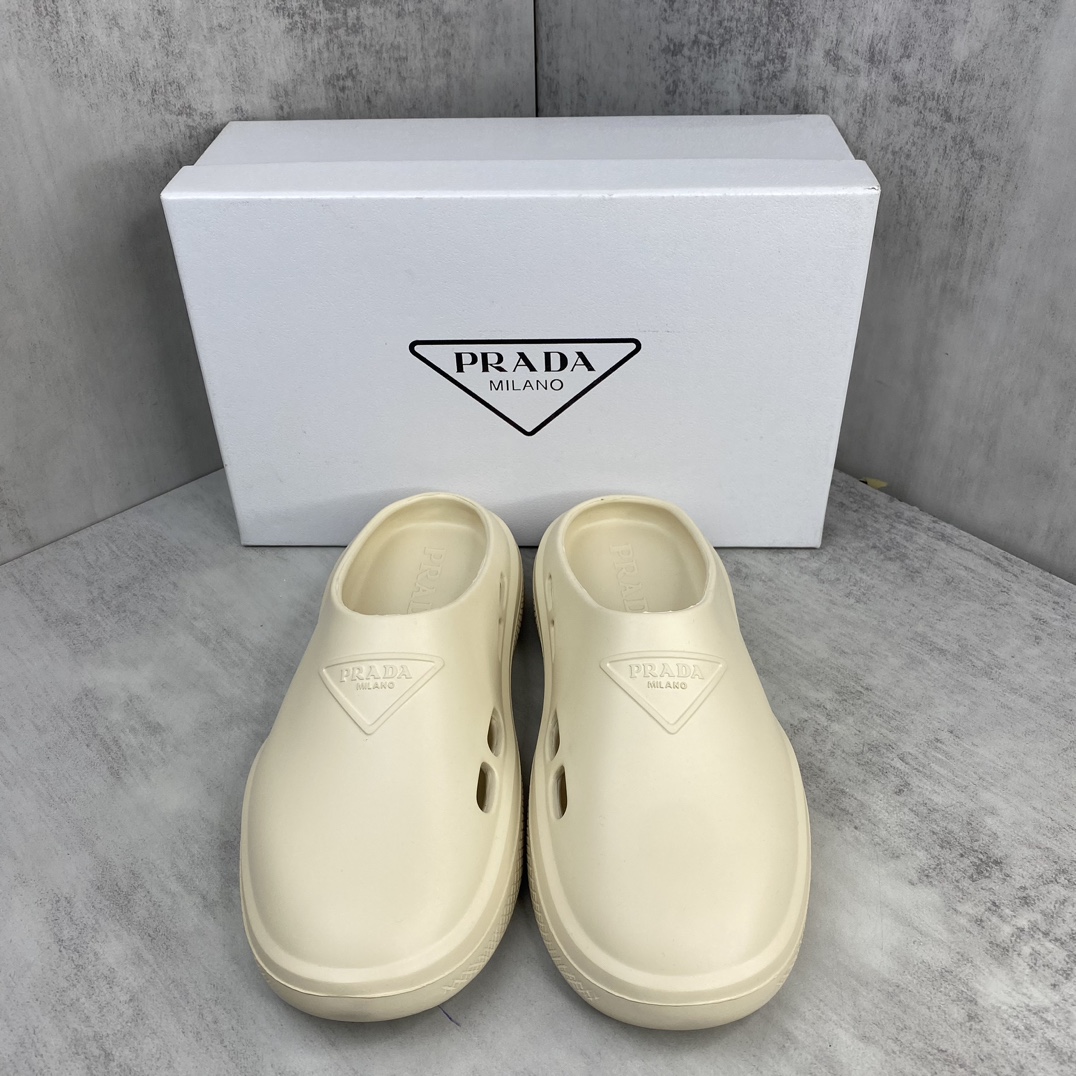 Prada 新款上架 2054春夏新款prada普拉达男女拖鞋 包头凉鞋拖鞋独家私模开模 铁三角风格 私模TPU大底 防滑耐磨有弹性 百搭