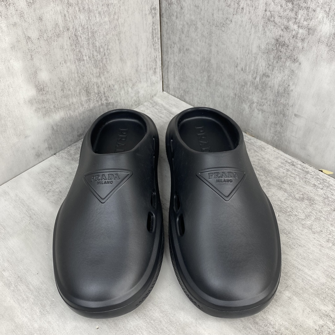 Prada 新款上架 2054春夏新款prada普拉达男女拖鞋 包头凉鞋拖鞋独家私模开模 铁三角风格 私模TPU大底 防滑耐磨有弹性 百搭