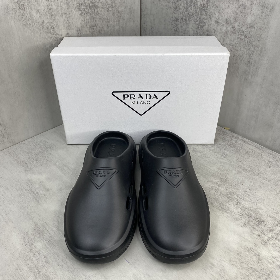 Prada 新款上架 2054春夏新款prada普拉达男女拖鞋 包头凉鞋拖鞋独家私模开模 铁三角风格 私模TPU大底 防滑耐磨有弹性 百搭