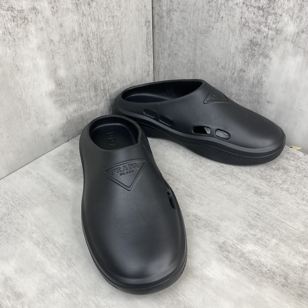 Prada 新款上架 2054春夏新款prada普拉达男女拖鞋 包头凉鞋拖鞋独家私模开模 铁三角风格 私模TPU大底 防滑耐磨有弹性 百搭