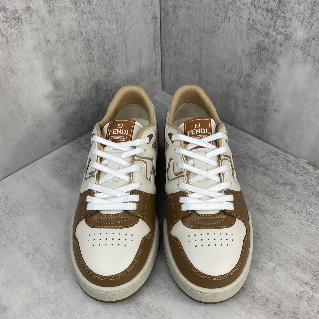Fendi 新色上架 (莞产 ) Fendi 芬迪 23ss 休闲鞋FENDI芬迪match最新 运动鞋 设计师Kim Jones打造的首款运动鞋fendi match 和LV驴牌的Trainer篮球运动鞋 鞋型差不多 添加了FF 的设计 鞋面采用麂皮和皮革拼接组合 侧面凸起的双F logo内里采用毛巾绒里 / 男款39-45