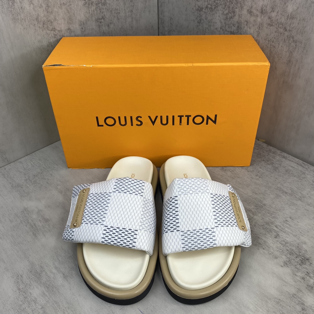 Louis Vuitton 新款上架 LV 主打最新款牛仔拖鞋硬货上新 代购级别 高级感十足 国内外博主刷爆的一款
